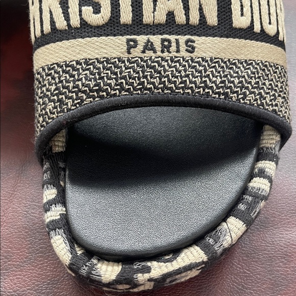 Dior Black and Tan Logo Slides - Picture 16 of 16